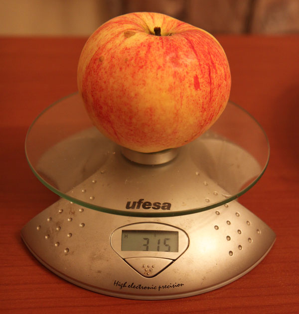 Сколько весит яблоко в граммах. Яблоко грамм. Вес яблока.