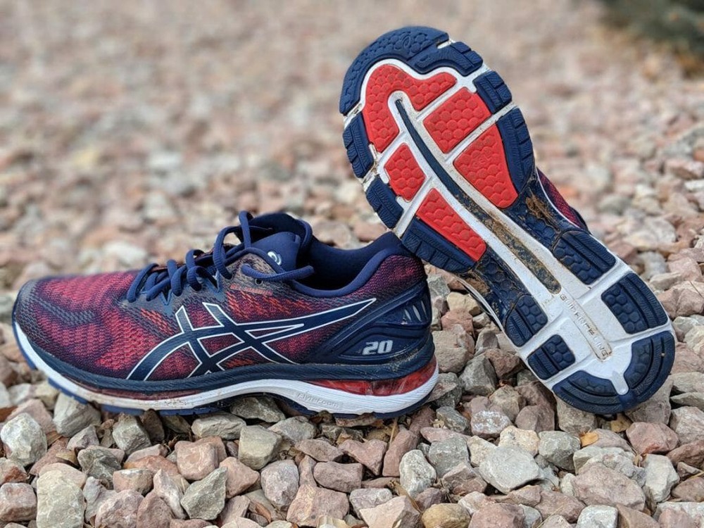 кроссовки Asics на гравии