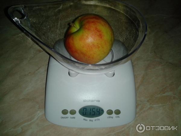 Сколько весит яблоко в граммах. Вес среднего яблока. 50 Грамм яблока. Вес среднего яблока в граммах. Яблоко 200 грамм на весах.