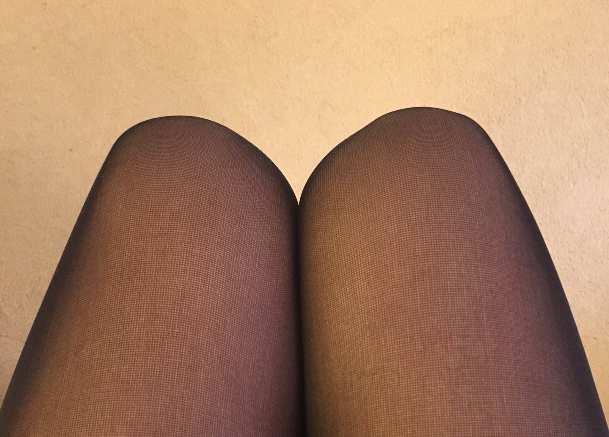 Красивые женские колени