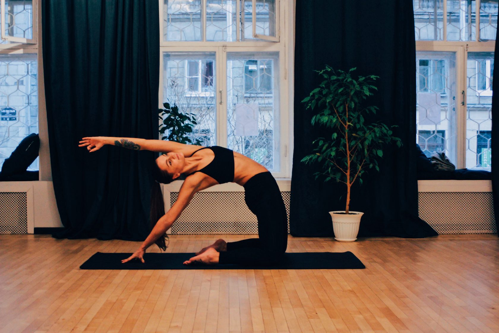 Домашняя йога видео. Йога в гостиной. Йога дом Саратов. Yoga. Stretch Фирсова. Студии на дому по йоге.