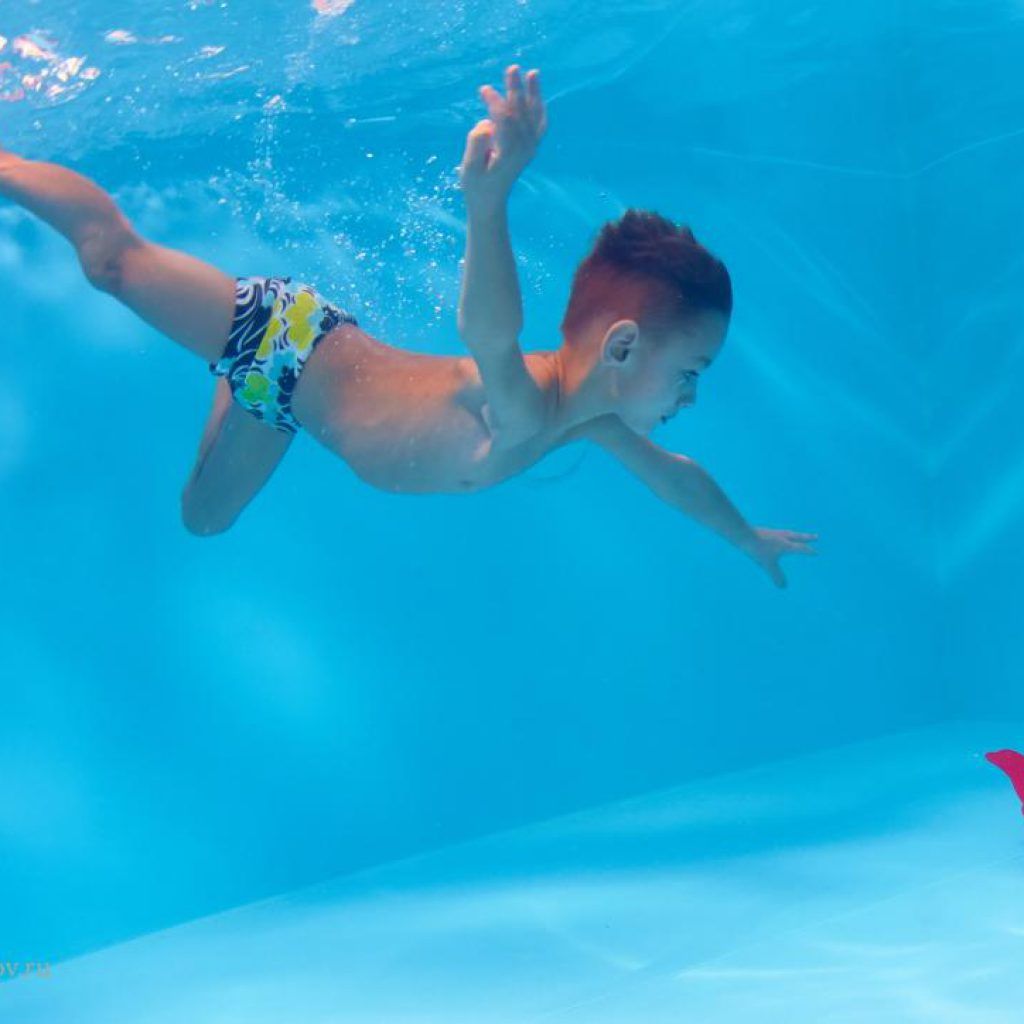 Как научиться плавать под водой