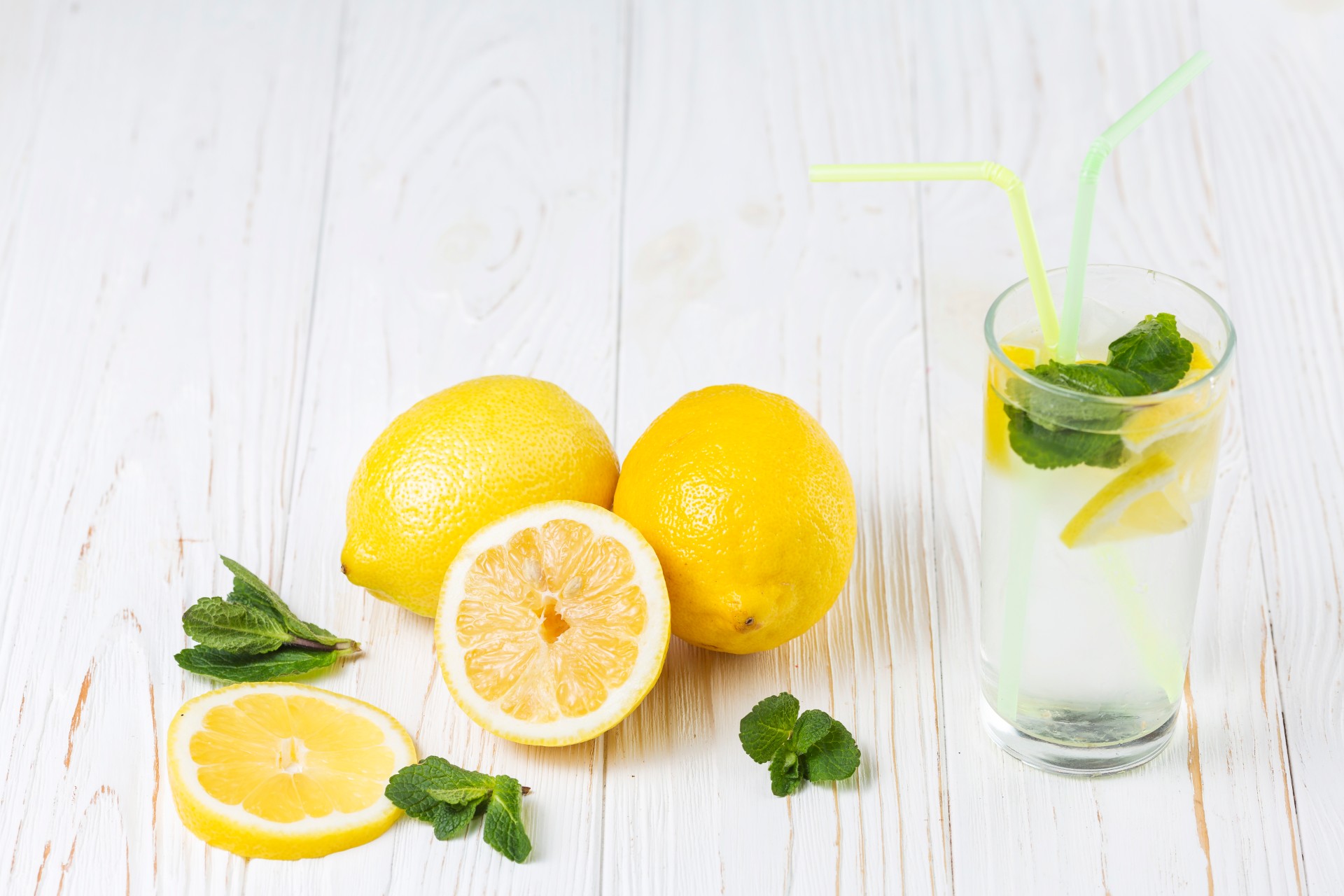Лимонная вода польза в чем. Лимонная вода. Вода с лимоном. Стакан воды с лимоном. Стакан воды с лимонным соком.