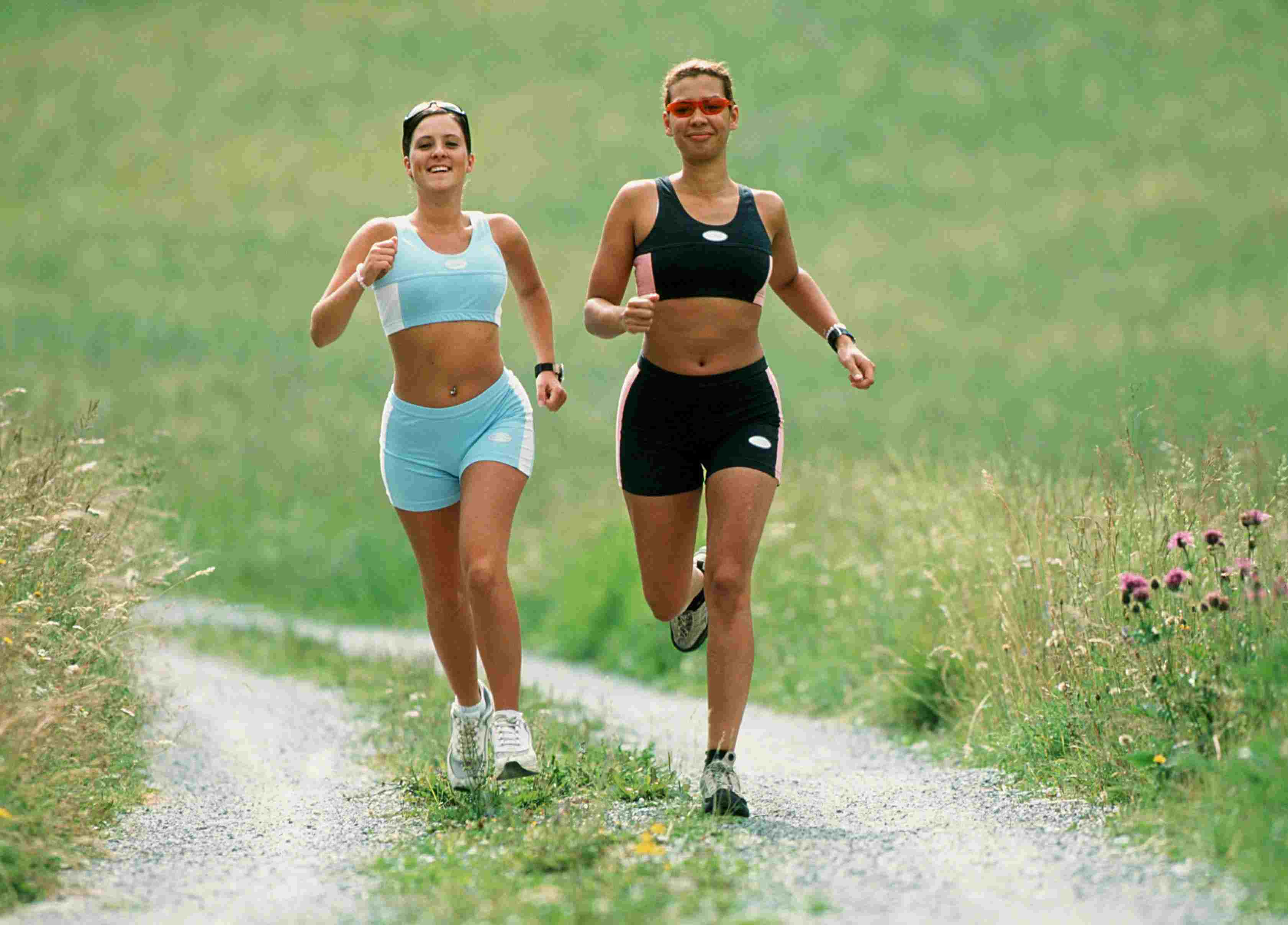 Когда лучше бегать для похудения утром. Пробежка утром или вечером. Лучшее время для пробежки. Женщины бегают с блинами. Бег в наушниках.